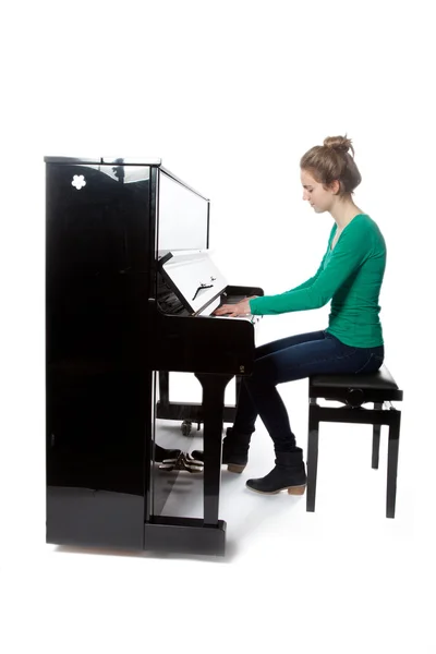 Genç kız yeşil gömlek piyano çalıyor — Stok fotoğraf