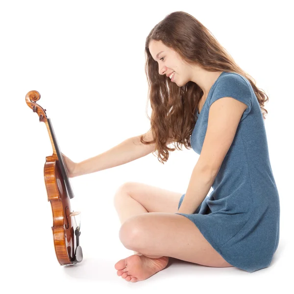 Adolescente en mini robe s'assoit et tient violon — Photo