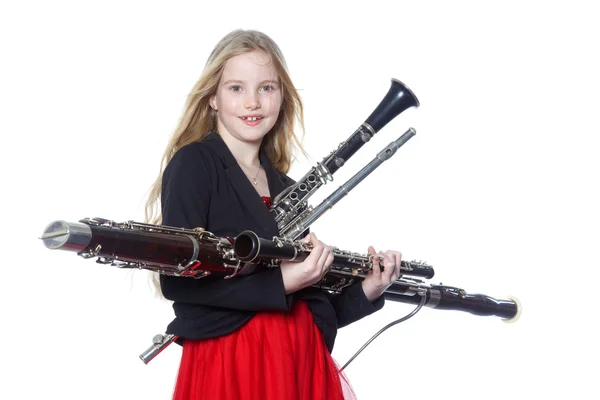 Jeune fille tient des instruments à vent en studio — Photo