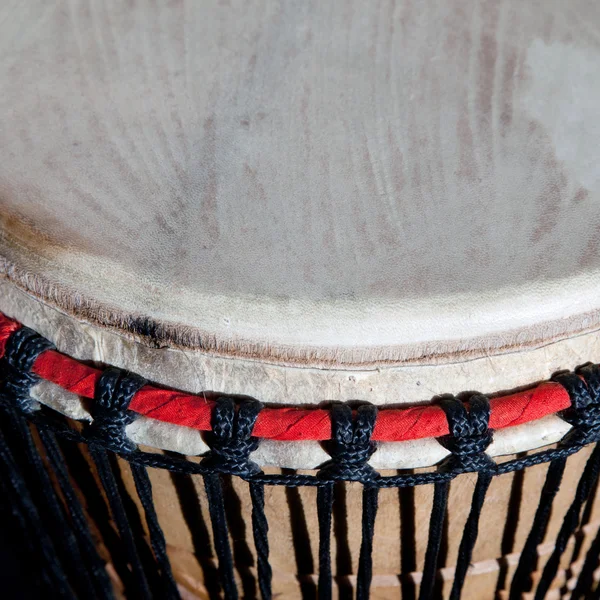 Närbild av traditionella afrikanska trumma — Stockfoto