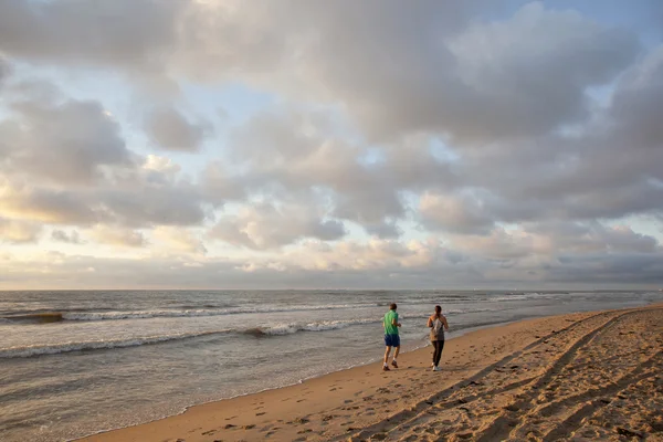 Den Haag, Nederland, 10 augustus 2012: jogs op het strand (echt) paar — Stockfoto