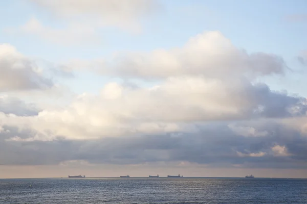 北オランダの海岸沖で大型船 — ストック写真