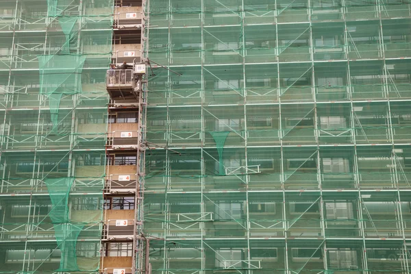 Andamios y cortinas verdes para protección — Foto de Stock