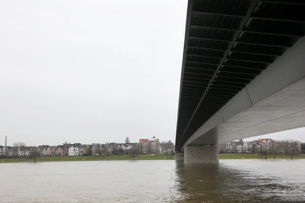 Puente y río en Düsseldorf — Foto de Stock