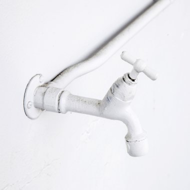 beyaz boyalı su dokunun ve beyaz yıkanmış duvar