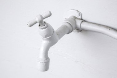 beyaz boyalı su dokunun duvara