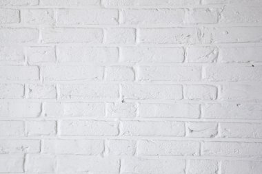 beyaz boyalı tuğla duvar parçası