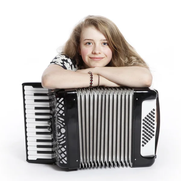 Усміхнена дівчина-підліток на підлозі студії з акордеоном — стокове фото