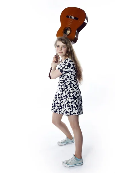 Adolescente chica en vestido columpios guitarra en estudio —  Fotos de Stock