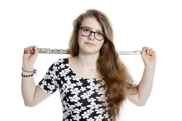 Adolescente com óculos detém flauta em estúdio — Fotografia de Stock