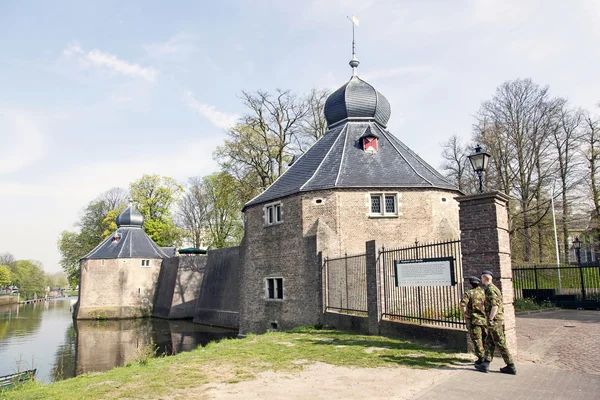 Två soldater framför militära akademin i Breda — Stockfoto