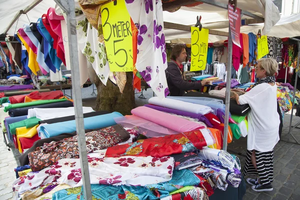 Têxteis coloridos no mercado nos Países Baixos — Fotografia de Stock