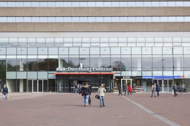 Lahey Merkez Tren Garı önünde kare üzerinde kişi