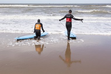 eğitmen ve sörfçü scheveningen Plajı