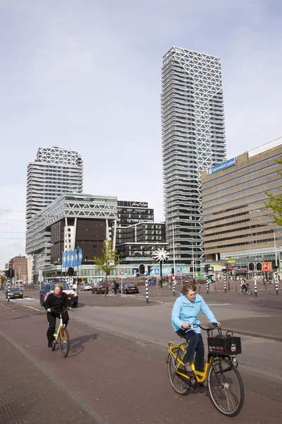 Mensen op de fiets voor nieuwe babylon in Den Haag — Stockfoto