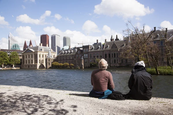 Män sitter och tittar på mauritshuis och binnenhof i Haag — Stockfoto