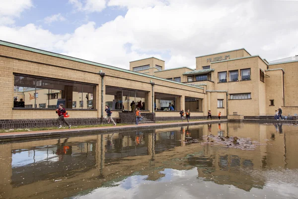 Buitenkant en vijver van gemeentemuseum in de Nederlandse stad van Den Haag — Stockfoto