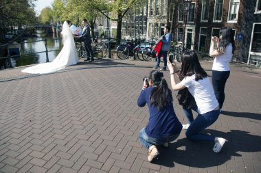 Gelin ve damat resimleri amsterdam kanal köprü