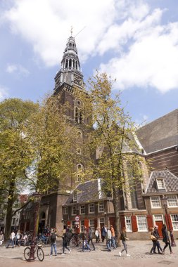 birçok kişi eski kilise amsterdam kırmızı ışıkta yanındaki meydanda 