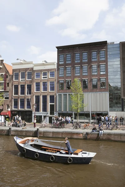 Βάρκα μπροστά από το σπίτι της Άννας ειλικρινής στο κανάλι του Άμστερνταμ άνοιξη — Φωτογραφία Αρχείου
