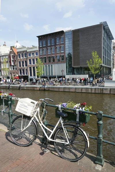 Ποδήλατο σε prinsengracht απέναντι από το σπίτι της Άννας ειλικρινής — Φωτογραφία Αρχείου