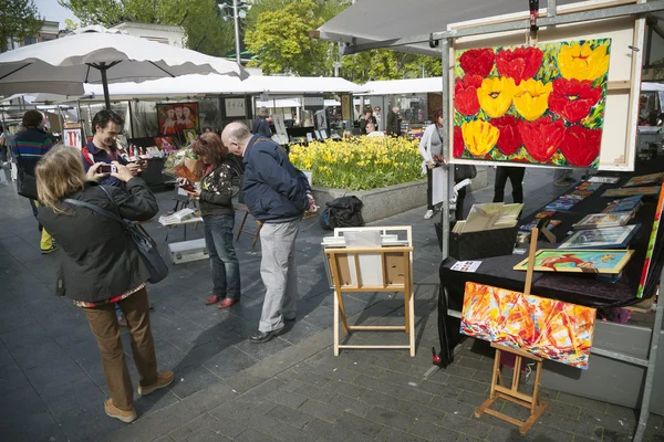 Tourists take photographs of each other on rembrandtplein art ma — Stockfoto