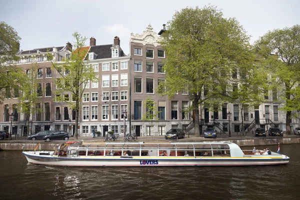 Κανάλια με το πλοίο με τους τουρίστες στη Χρυσή κάμψη της herengracht σε ηλιόλουστο — Φωτογραφία Αρχείου