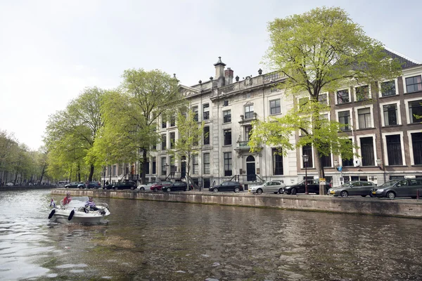 Private boat in Golden bend of herengracht on sunny day in amste — Stock Photo, Image