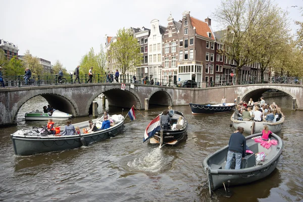 Veel mensen op kanaal reis in centrum van de Nederlandse hoofdstad amsterdam — Stockfoto