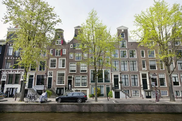 Maisons du canal sur leidsegracht au centre d'amsterdam avec t vert — Photo