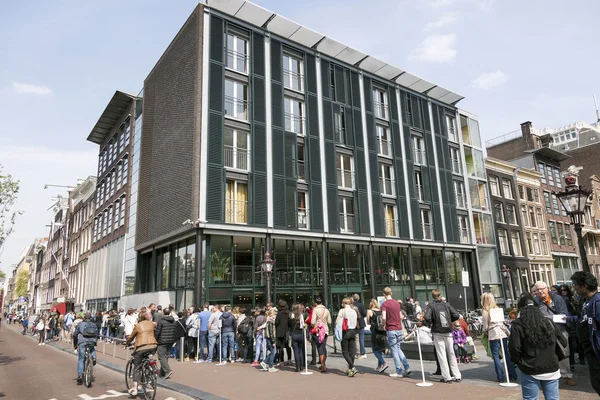 Mensen wachten in lijn voor anne frank huis in amsterdam — Stockfoto