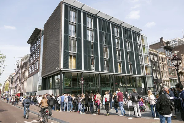 Pessoas esperando na fila para casa anne Frank em amsterdam — Fotografia de Stock