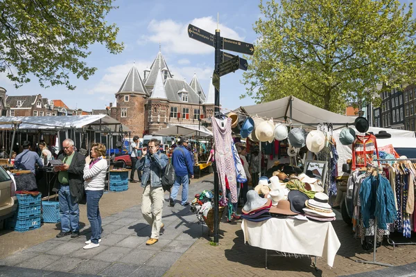 Toeristen lezen van een kaart in de buurt van marktkraam op nieuwmarkt in amster — Stockfoto