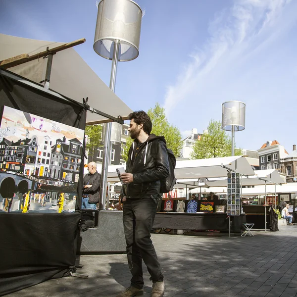 Emberek Amszterdam művészeti piacon a rembrandtplein — Stock Fotó