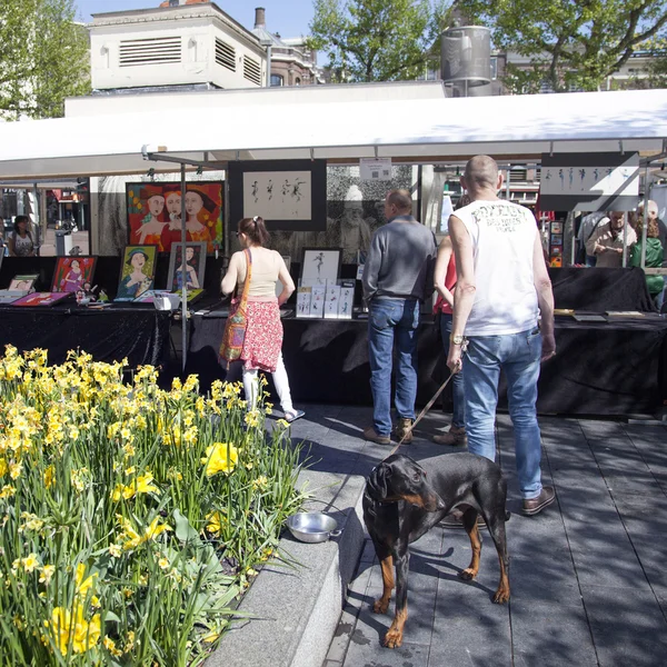 Mensen op de kunstmarkt amsterdam op rembrandtplein — Stockfoto