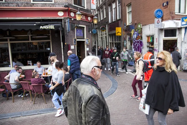 Amsterdam kırmızı ışık bölge grubu kalabalık caddede — Stok fotoğraf