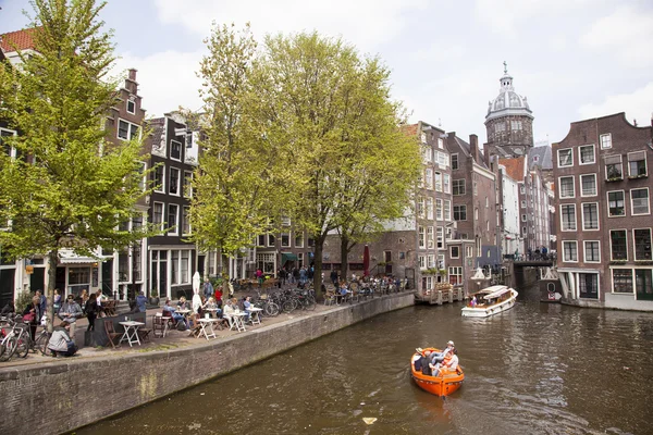 Amsterdam kırmızı ışık bölge insanlarda terasta oturup boa içinde — Stok fotoğraf