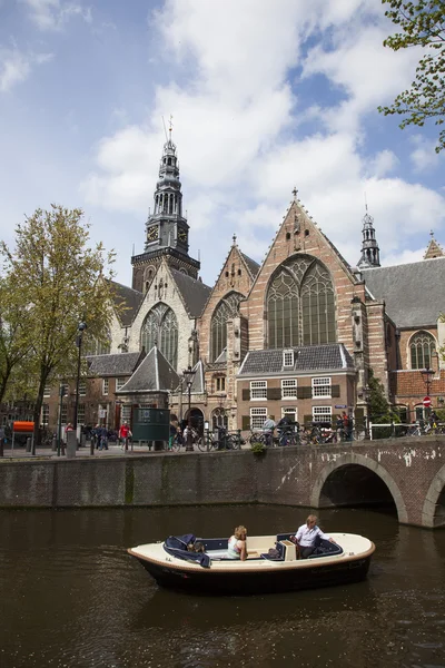 Βάρκα στο κανάλι κοντά παλαιά εκκλησία στην περιοχή κόκκινου φωτός Άμστερνταμ — Φωτογραφία Αρχείου