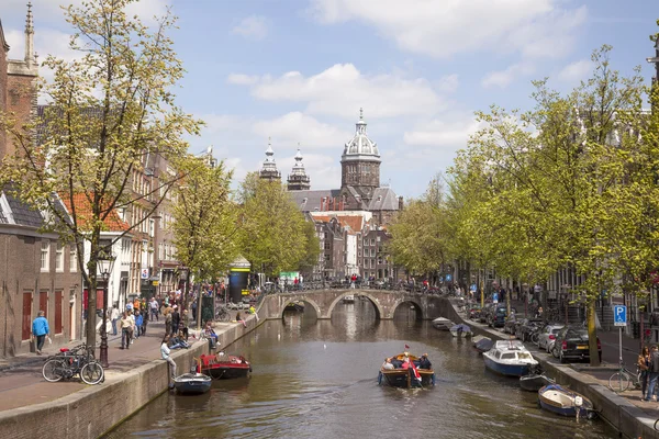 Canal and nicolaaskerk in amsterdam red light district — Stock Photo, Image