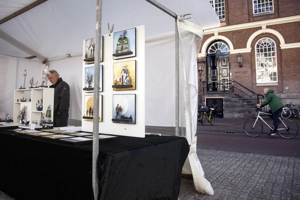 Mercado de arte na Praça Spui, no centro de Amesterdão — Fotografia de Stock