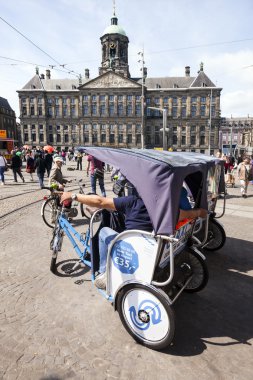 Amsterdam Kraliyet Sarayı önünde Dam Meydanı nda bisiklet taksi
