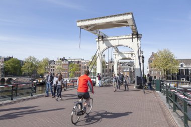 Bisiklet amsterdam merkezinde sıska köprüsü üzerinde 