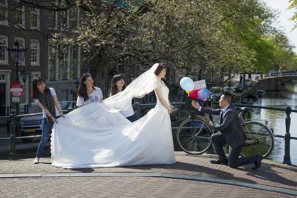 Noiva e noivo imagens na ponte sobre amsterdam canal — Fotografia de Stock