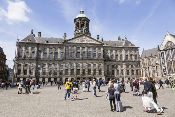 Люди на площади Дам перед королевским дворцом Амстердама — стоковое фото