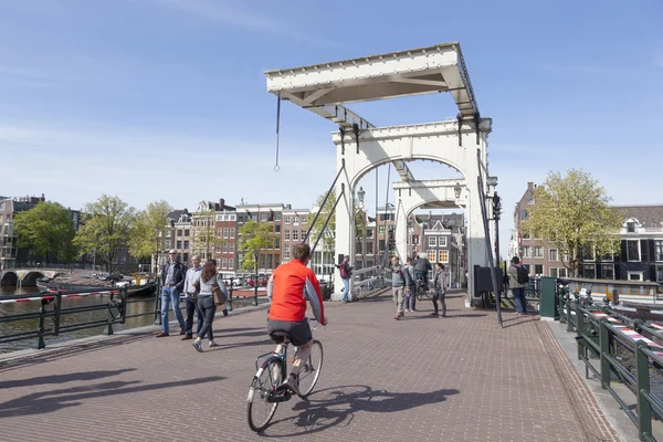 Bikes on skinny bridge in amsterdam centre — Stock Photo, Image