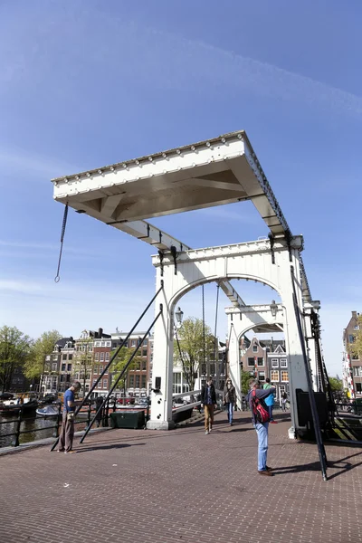 La gente toma fotos en el puente delgado en Amsterdam — Foto de Stock