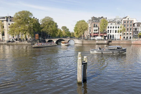 Βάρκες στο amstel και herengracht στο Άμστερνταμ — Φωτογραφία Αρχείου