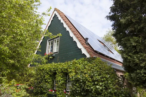 Casa holandesa tradicional con frente de madera y paneles solares — Foto de Stock