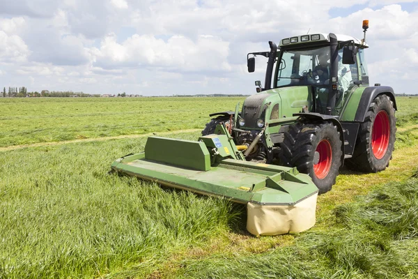 Cambiador de césped en el campo verde en Holanda — Foto de Stock