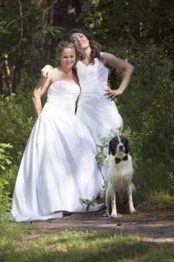 paire de lesbiennes juste mariée avec chien en forêt